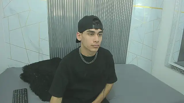 Snapshot of Kitsune_44 chatting on April 4, 2026, 7:20 pm Kitsune 44 online show from April 4, 2026, 7:20 pm