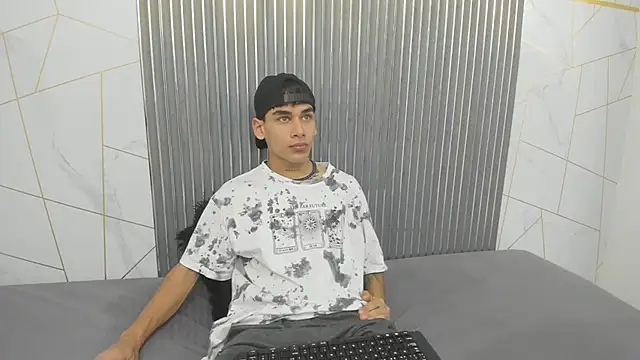 Snapshot of Kitsune_44 chatting on April 6, 2026, 7:26 pm Kitsune 44 online show from April 6, 2026, 7:26 pm