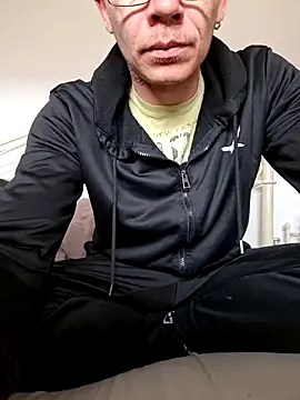 couple hot03 online show from March 27, 2026, 12:39 pm