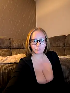 Snapshot of Anna-Curvy-xx chatting on May 18, 2026, 12:22 am Anna-Curvy-xx online show from May 18, 2026, 12:22 am