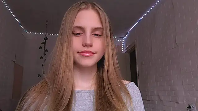 EveCoutch online show from April 15, 2026, 12:21 pm