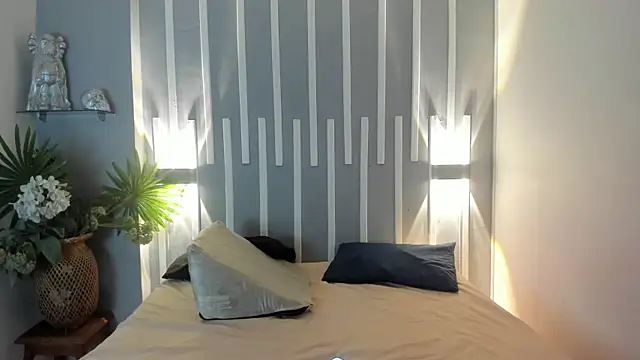 GlossyBratz online show from April 6, 2026, 8:10 pm