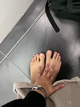 Snapshot of Badharley_ chatting on April 15, 2026, 7:58 pm Badharley online show from April 15, 2026, 7:58 pm