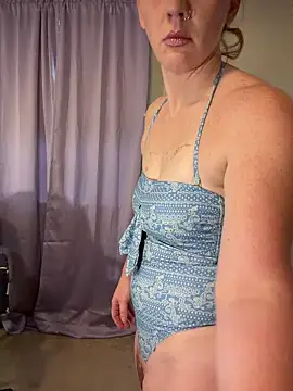 Snapshot of RoxyRedXO12 chatting on April 14, 2026, 5:51 pm RoxyRedXO12 online show from April 14, 2026, 5:51 pm