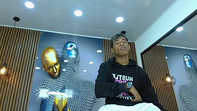 LuckyBluex online show from April 10, 2026, 12:12 pm