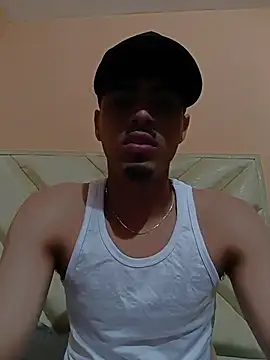 Snapshot of LucaColmal chatting on April 3, 2026, 11:22 pm LucaColmal online show from April 3, 2026, 11:22 pm