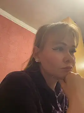 Snapshot of Kirasweetlove chatting on May 1, 2026, 7:52 pm Kirasweetlove online show from May 1, 2026, 7:52 pm