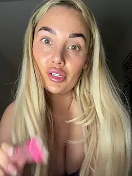 Snapshot of Hannah1899 chatting on April 15, 2026, 7:18 pm Hannah1899 online show from April 15, 2026, 7:18 pm