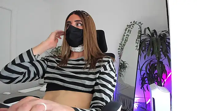 LilyReina online show from April 6, 2026, 6:09 pm