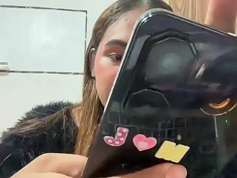 yourhotwild bella online show from April 14, 2026, 7:08 pm