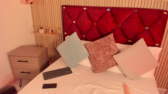 VictoriaKane online show from April 16, 2026, 1:45 pm