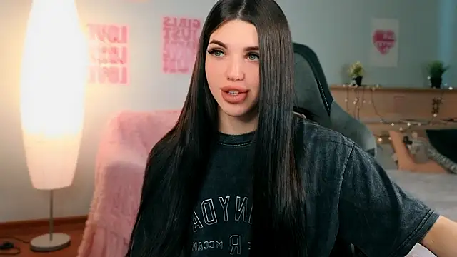 molly rettyy online show from May 18, 2026, 3:50 am