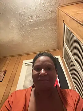 Snapshot of Sweetie8582 chatting on April 1, 2026, 12:57 am Sweetie8582 online show from April 1, 2026, 12:57 am