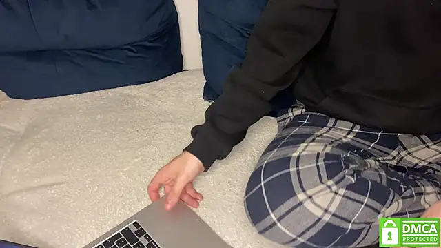 Snapshot of NaughtysecretsDE chatting on April 13, 2026, 2:54 pm NaughtysecretsDE online show from April 13, 2026, 2:54 pm