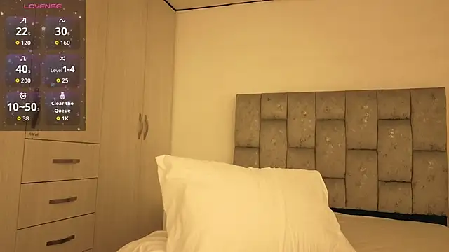 Izumi   online show from April 12, 2026, 4:05 am