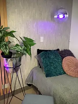 Snapshot of EmmaVonn chatting on April 7, 2026, 7:37 pm EmmaVonn online show from April 7, 2026, 7:37 pm