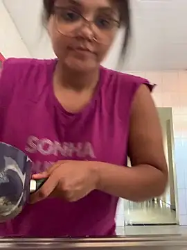 viviboraaaa online show from April 15, 2026, 5:28 pm