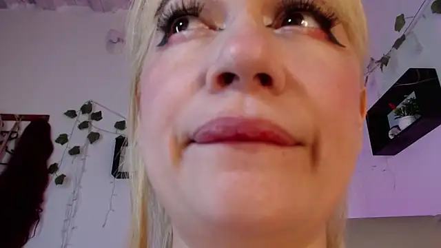 Snapshot of Carolina_2403 chatting on May 23, 2026, 11:15 pm Carolina 2403 online show from May 23, 2026, 11:15 pm