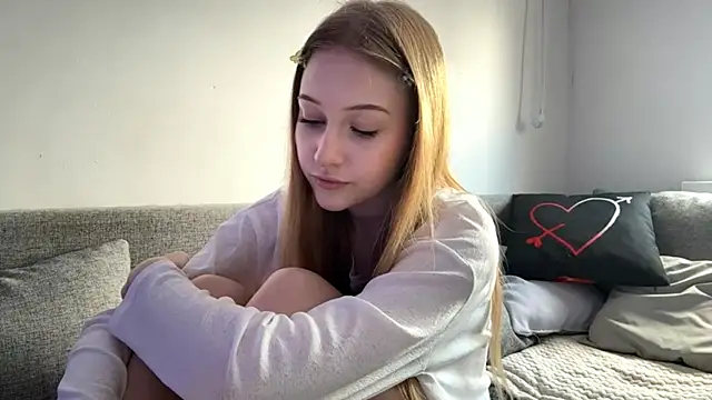 KatrineDrea online show from April 11, 2026, 1:37 pm