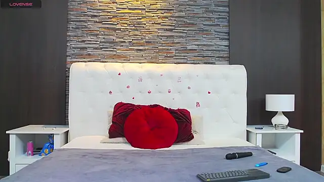 RaynaTess online show from April 17, 2026, 2:09 pm