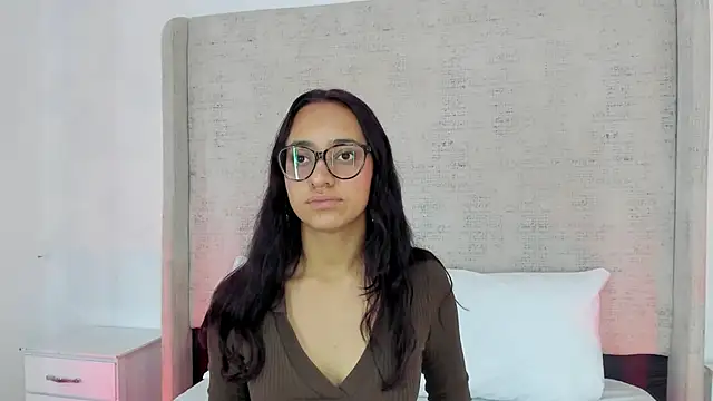 Charlotte Benette online show from April 9, 2026, 12:00 pm