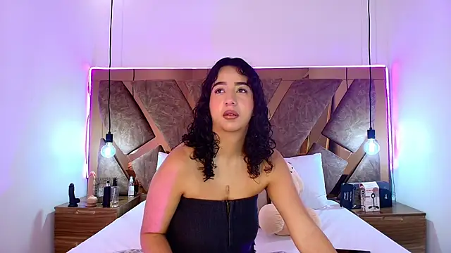 bella swwan  online show from April 17, 2026, 2:20 pm