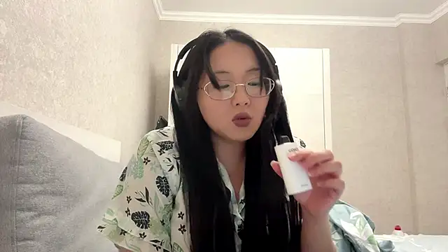 Feylinmay online show from April 15, 2026, 10:32 pm