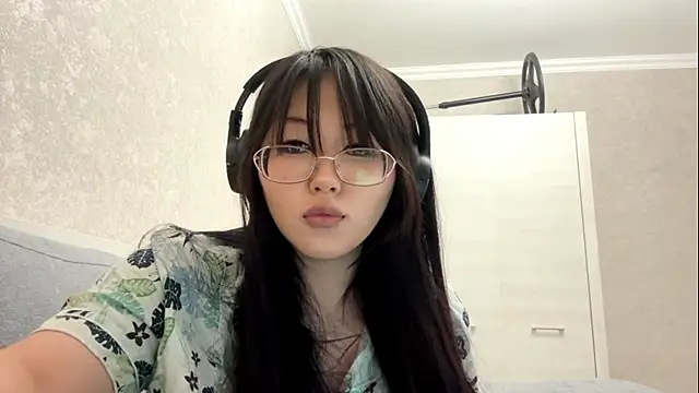 Feylinmay online show from April 1, 2026, 9:23 pm