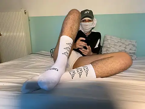 Snapshot of Rebeu_77 chatting on May 21, 2026, 6:27 pm Rebeu 77 online show from May 21, 2026, 6:27 pm