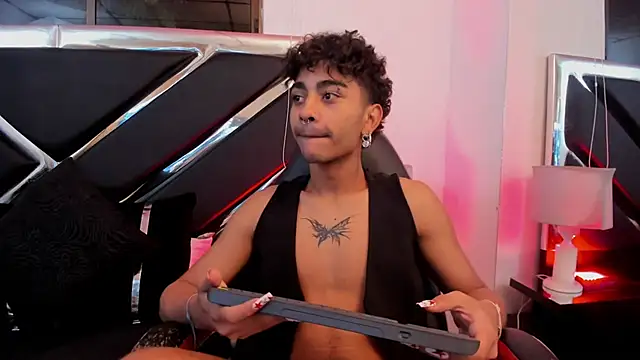 Snapshot of MiikeOthon chatting on April 11, 2026, 4:42 am MiikeOthon online show from April 11, 2026, 4:42 am