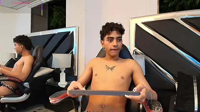 Snapshot of MiikeOthon chatting on April 12, 2026, 5:00 am MiikeOthon online show from April 12, 2026, 5:00 am