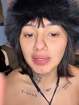 Abrildqquino online show from May 4, 2026, 3:21 am