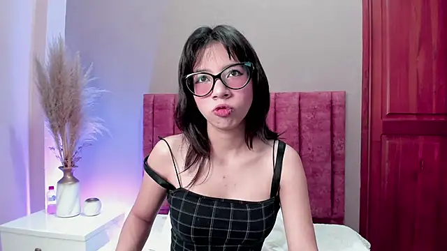 Snapshot of AliceThompsonn_ chatting on April 16, 2026, 12:44 am AliceThompsonn online show from April 16, 2026, 12:44 am