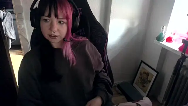 CutieTracer online show from April 11, 2026, 10:08 am