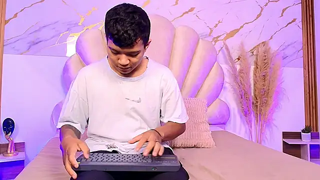 Miaa Hero online show from April 17, 2026, 7:38 pm