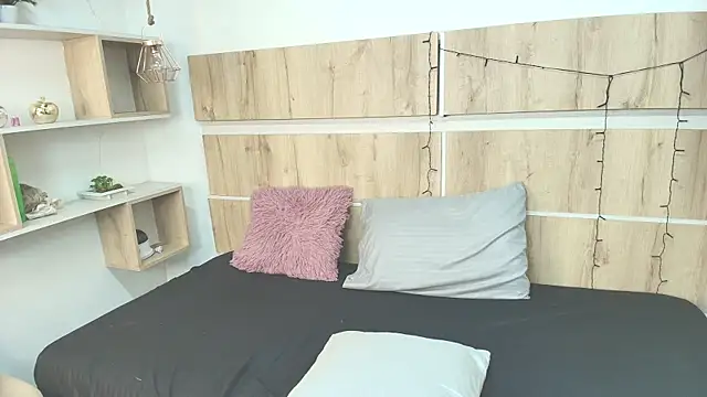 Selene  Luna online show from April 7, 2026, 12:23 am