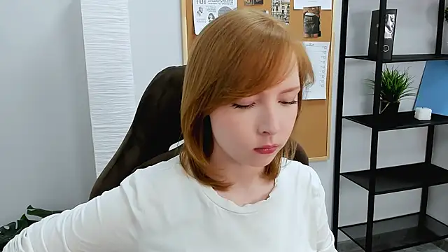 Snapshot of CherryCrushLove chatting on May 27, 2026, 6:10 am CherryCrushLove online show from May 27, 2026, 6:10 am