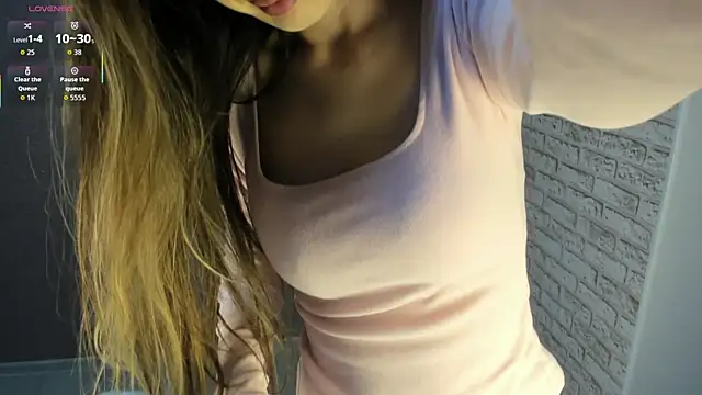 MoonPetite online show from April 23, 2026, 2:51 pm