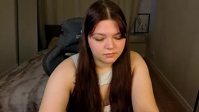 Evelyne Loo online show from April 13, 2026, 1:20 am