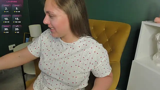 Snapshot of Foxy__Vibe chatting on April 6, 2026, 4:46 am Foxy Vibe online show from April 6, 2026, 4:46 am