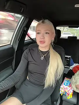 Kiss Auroraa online show from April 8, 2026, 4:03 am