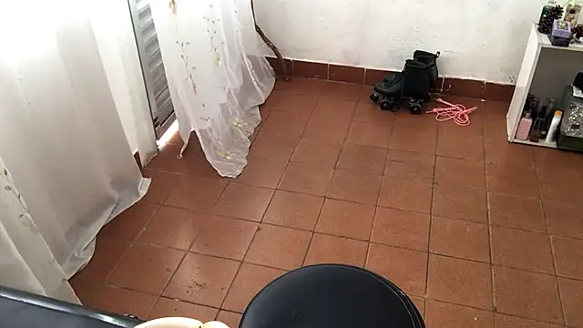 petitecurlybrunette online show from April 6, 2026, 1:23 pm