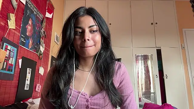 JenniRoutt online show from April 15, 2026, 12:42 pm