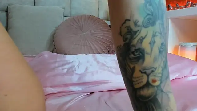 str4wberrysugar  online show from April 5, 2026, 7:37 am