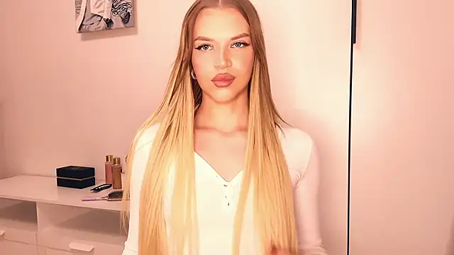 LeoniaRinard online show from April 19, 2026, 6:10 pm