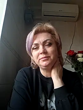 SylvieGold453 online show from April 17, 2026, 4:21 pm