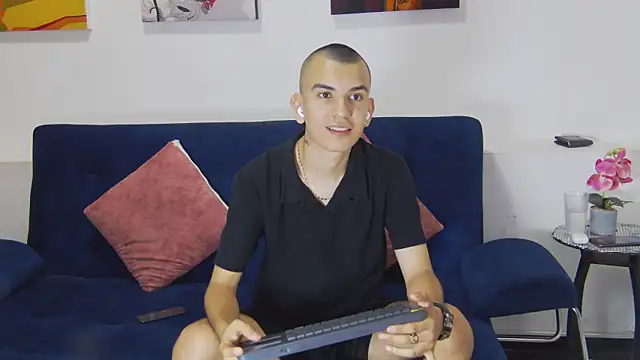 Snapshot of Rowan_Cley chatting on April 8, 2026, 7:48 pm Rowan Cley online show from April 8, 2026, 7:48 pm