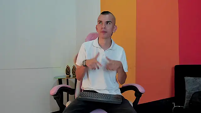 Snapshot of Rowan_Cley chatting on April 13, 2026, 7:51 pm Rowan Cley online show from April 13, 2026, 7:51 pm