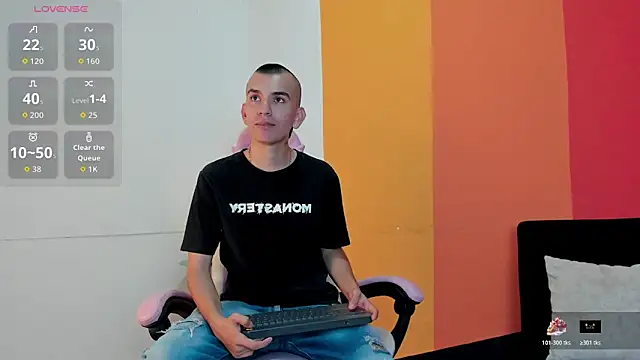 Snapshot of Rowan_Cley chatting on April 15, 2026, 7:40 pm Rowan Cley online show from April 15, 2026, 7:40 pm