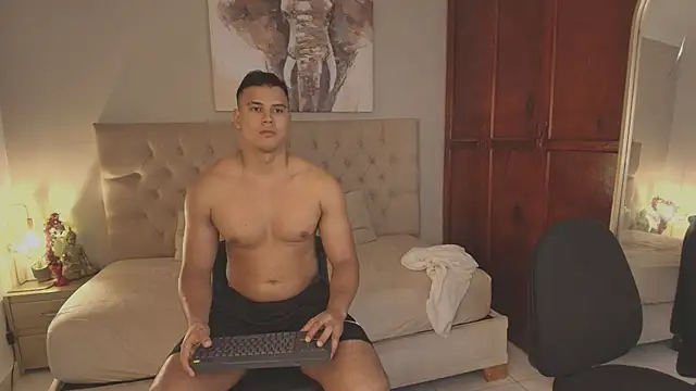 Snapshot of Maxi_and_Ares chatting on May 26, 2026, 7:01 pm Maxi and Ares online show from May 26, 2026, 7:01 pm